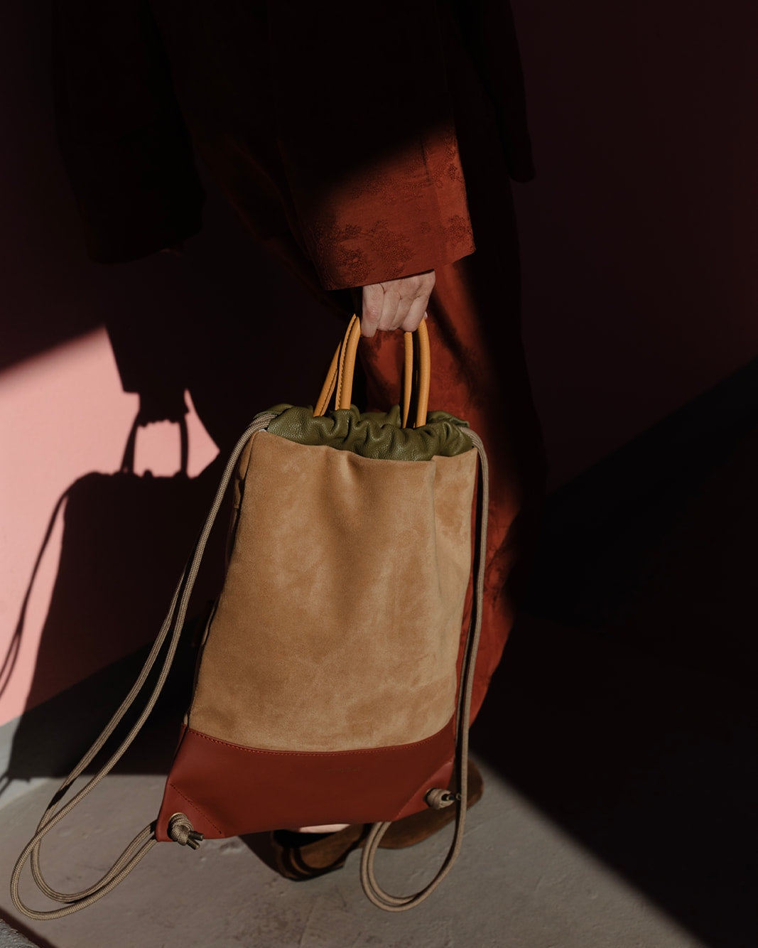 Mochila Arra para mujer de piel camel estilo lujo accesible Arra Mimique, hecha artesanalmente en España, amplia, ligera y segura