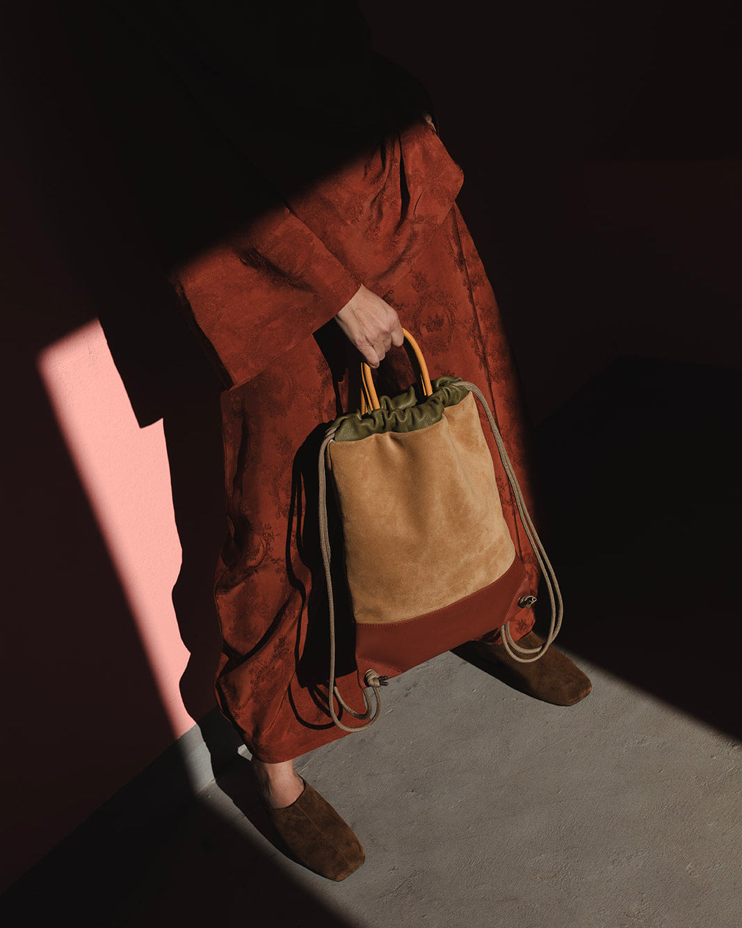 Mochila de piel color camel hecha en España Arra de Mimique, diseño elegante y artesanal con gran capacidad y cierre seguro para uso diario