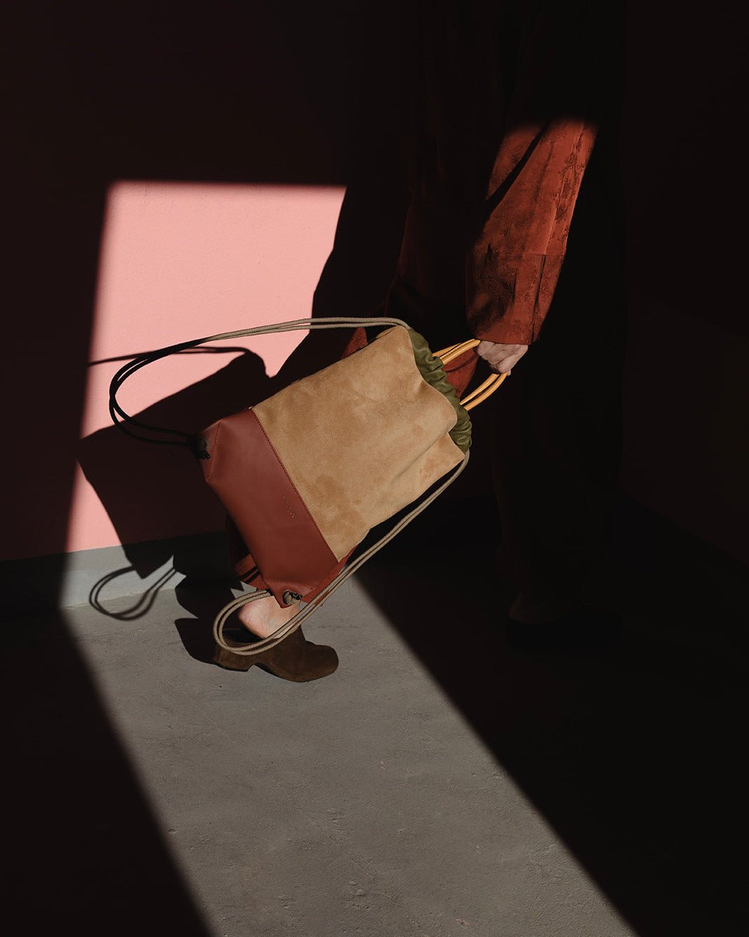 Mochila Arra de Mimique en piel caramelo artesanal, fabricación española, diseño elegante y espacioso para el día a día