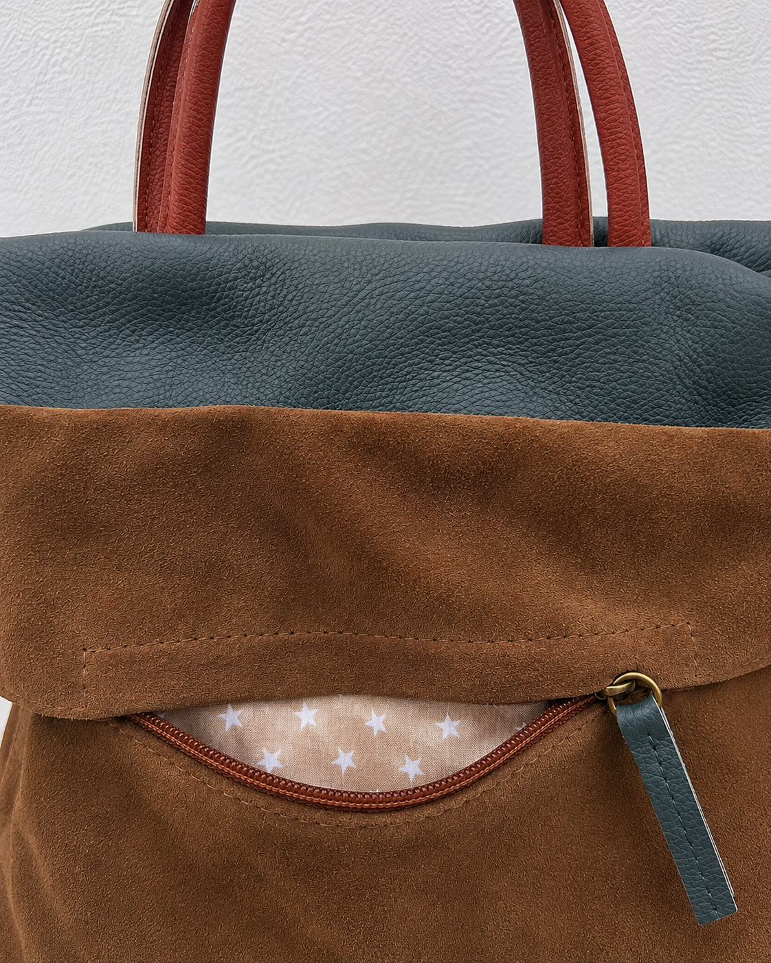 Arra caramelo chocolate y verde mochila de piel y serraje para mujer de Mimique bolsillo con cremallera