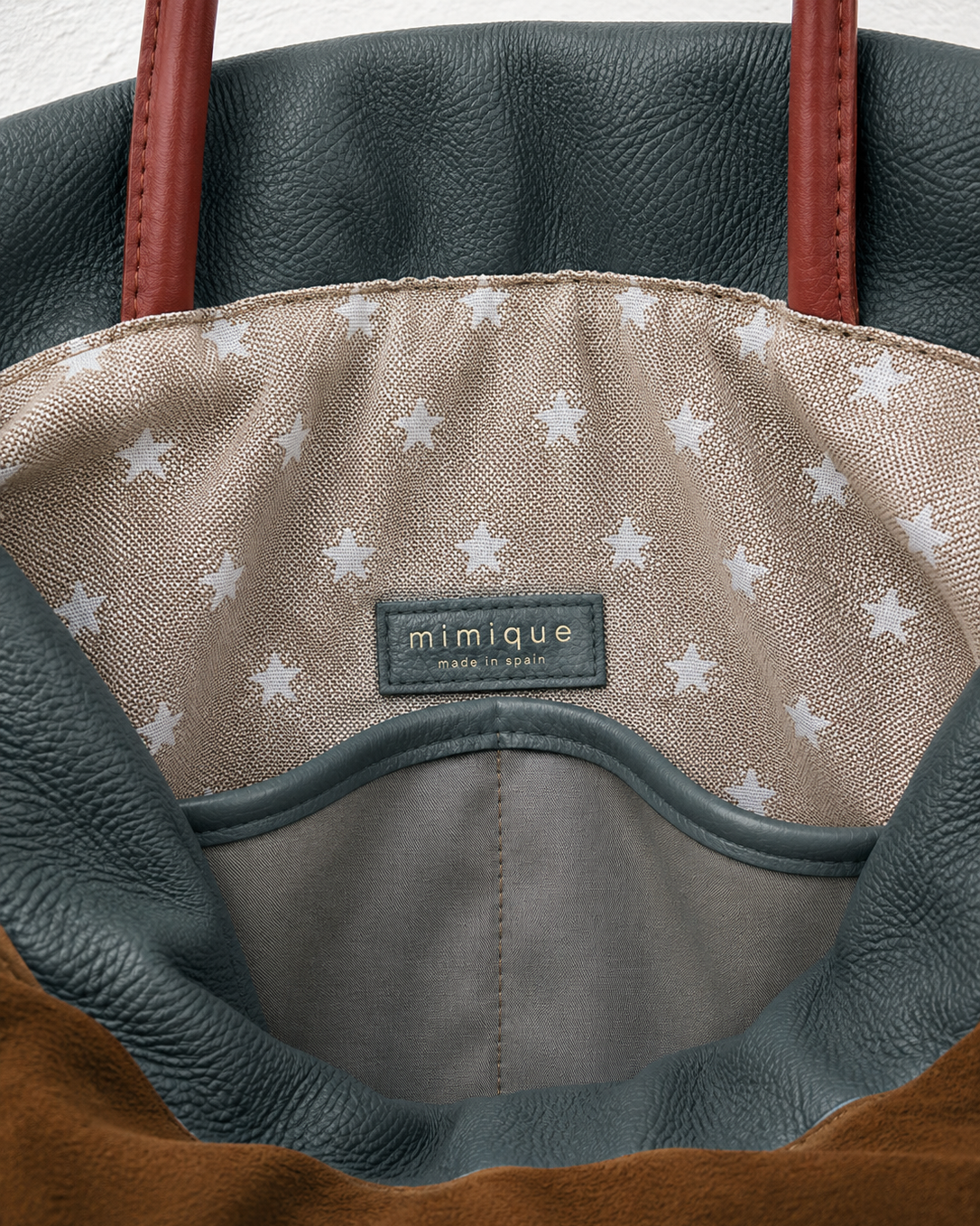 Mochila grande Arra de Mimique en piel caramelo coñac y verde con forro y bolsillo interior hecha en España