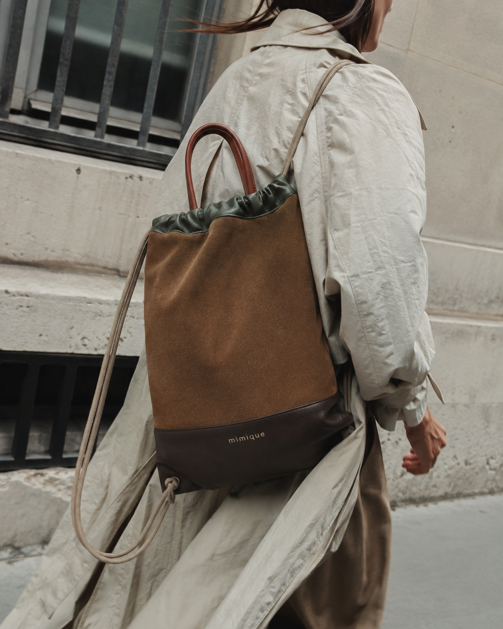 Mochila Arra Mimique para mujer hecha a mano en España en piel y serraje tostado chocolate, caramelo y verde made in spain