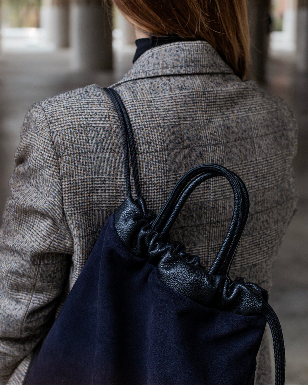 Arra negra y azul noche de Mimique mochila-bolso cómoda y ligera con asa de mano made in spain