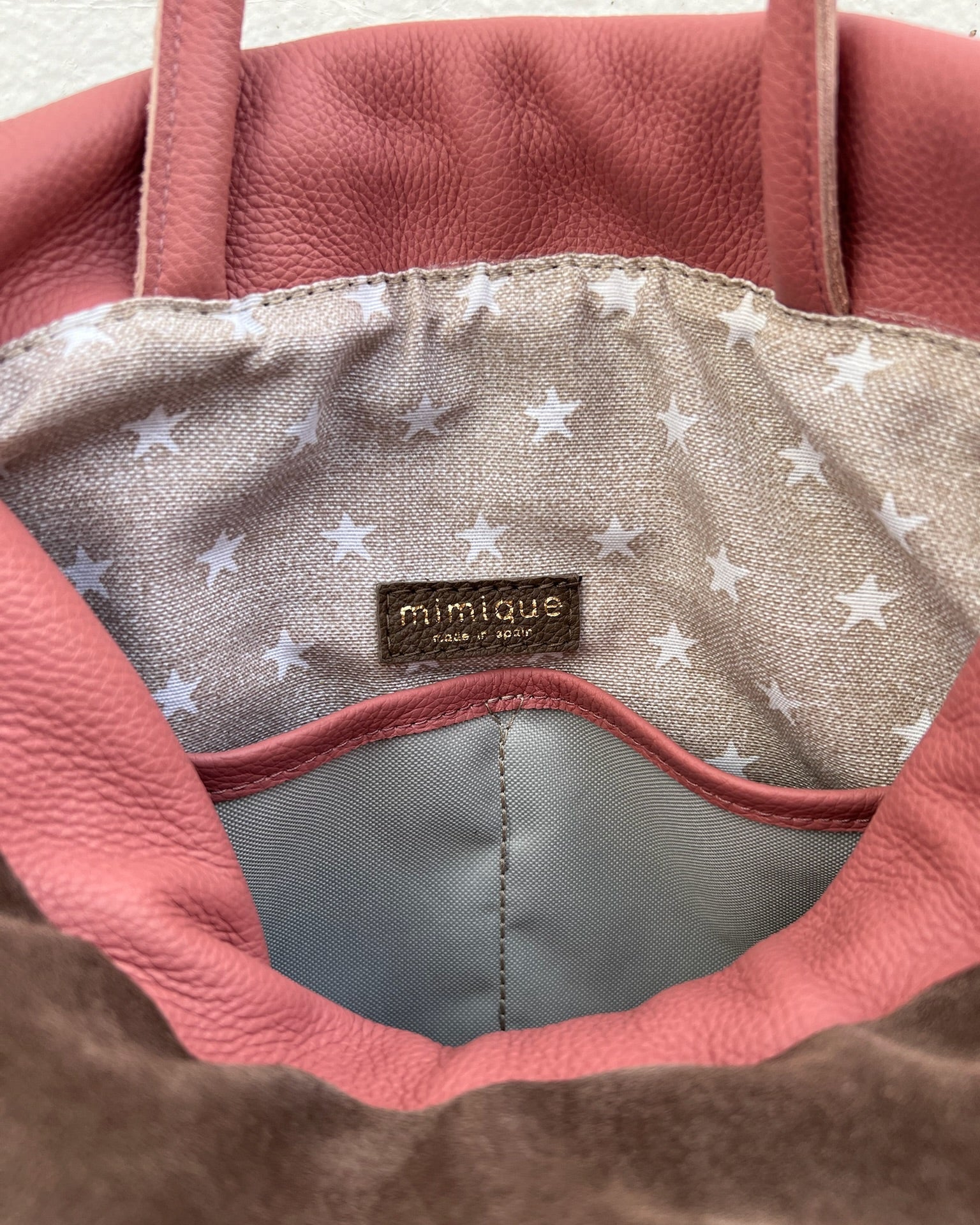 Mochila bolso Arra de Mimique en color topo y caballa, piel y serraje premium, artesanal, ligera y versátil