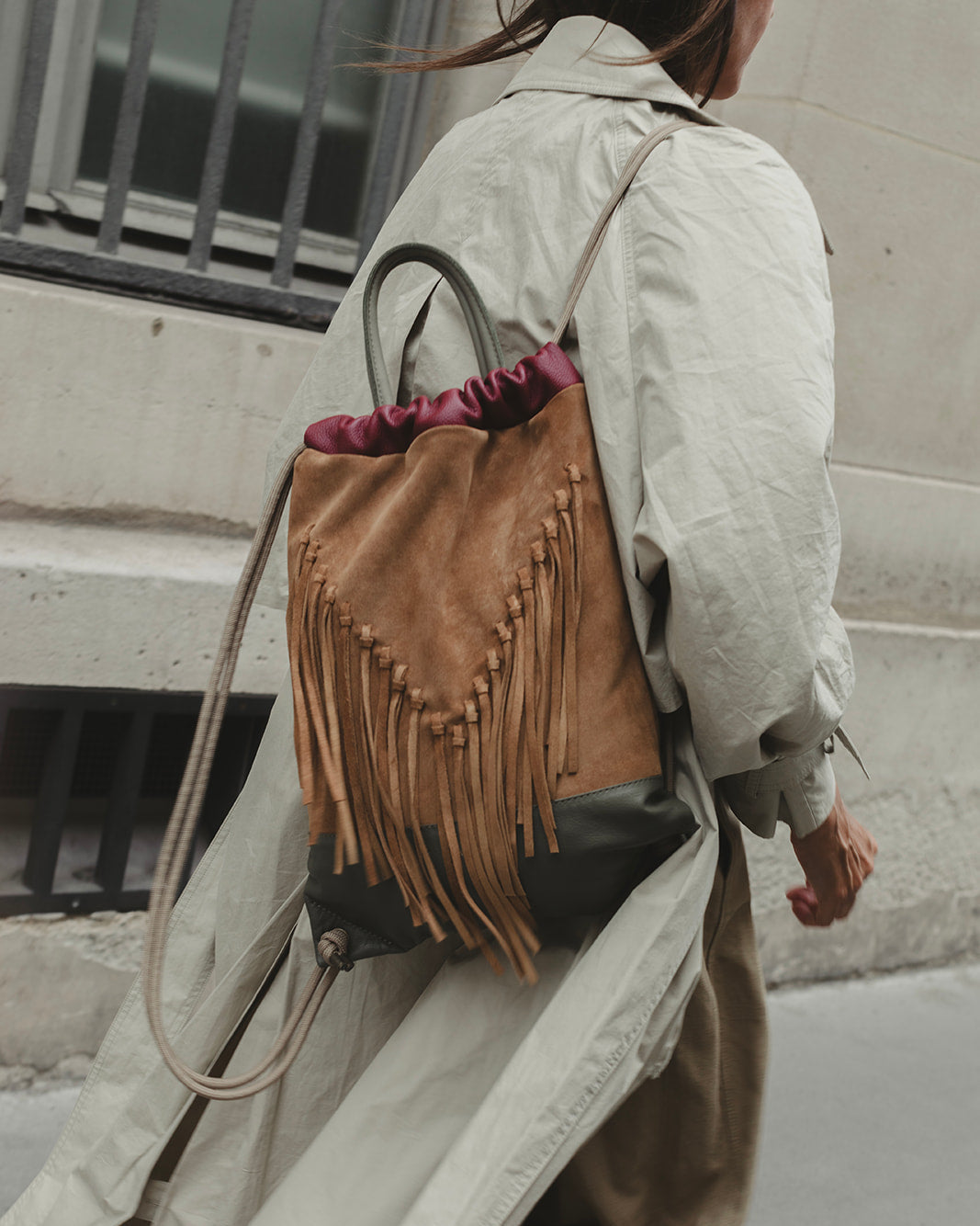 Mochila de piel con flecos Vega avellana camel de Mimique con diseño elegante y original made in Spain