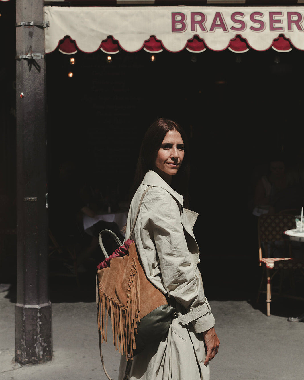 Vega avellana camel mochila bolso de piel para mujer de Mimique hecha artesanalmente en España con original diseño con flecos
