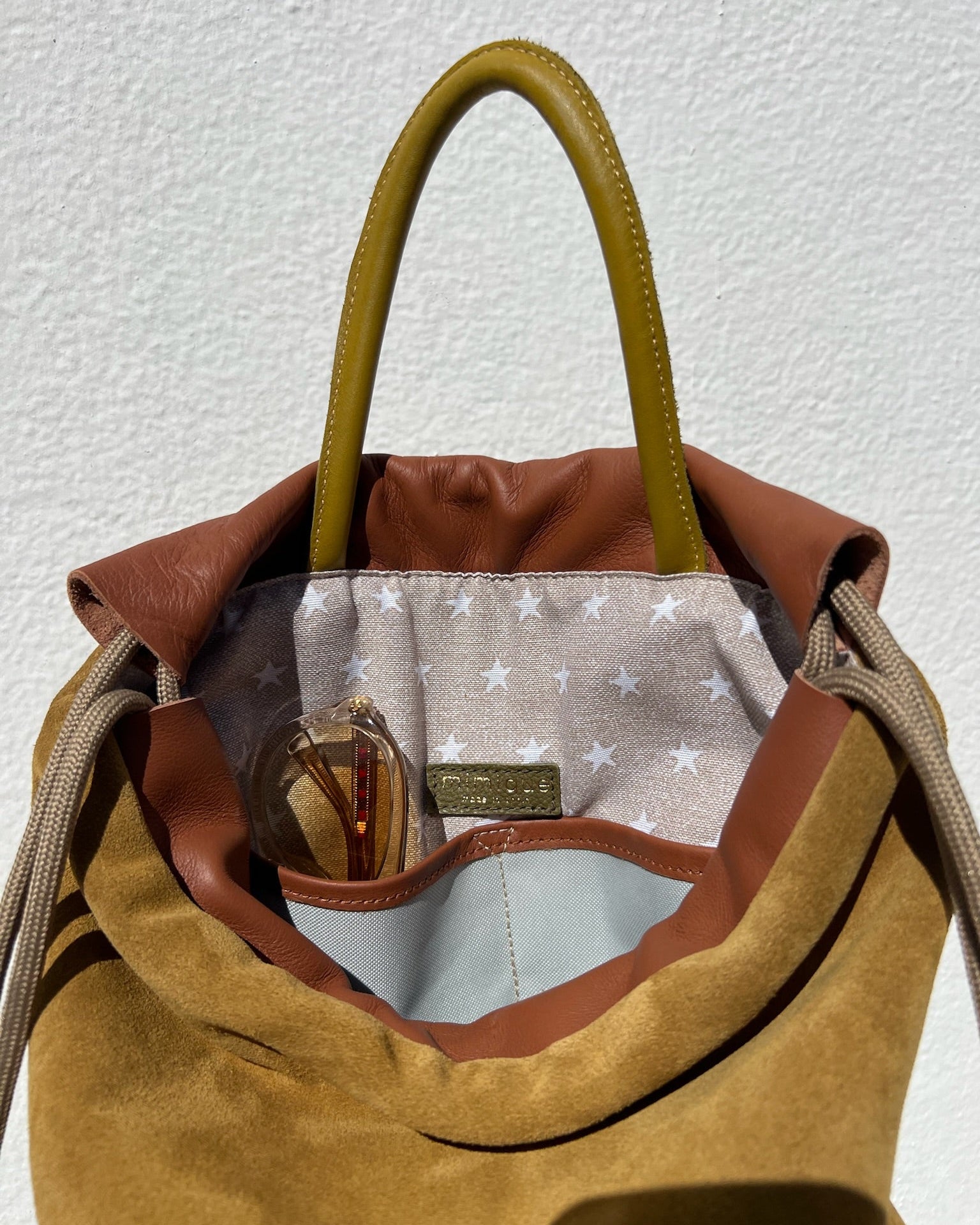 Mochila de mujer Mimique en serraje y piel alta calidad camel, made in spain con tachuelas gran capacidad
