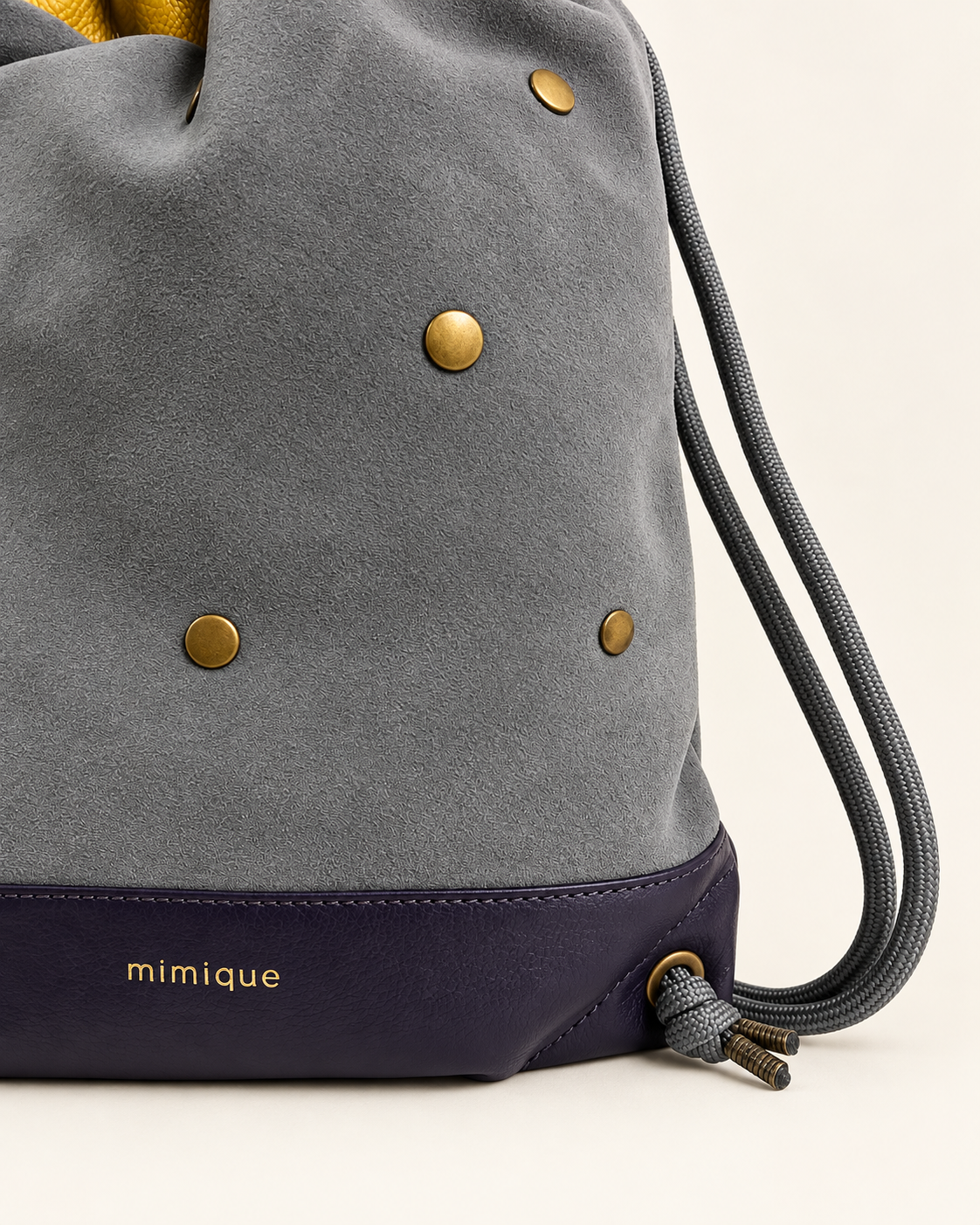 Mochila bolso de piel made in Spain Mimique Tachuelas mini dots color gris 