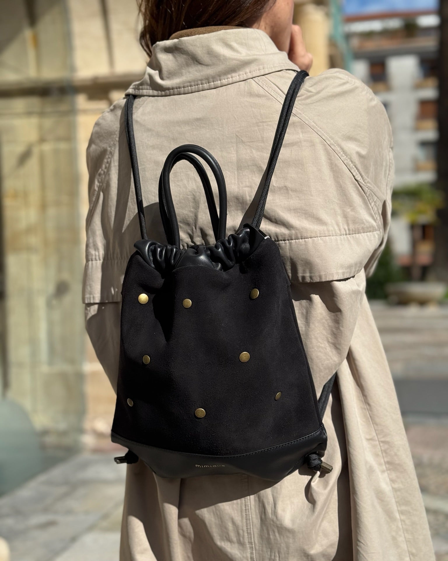 Mochila mediana de piel negra para mujer Tachuelas dots de Mimique. Hecho a mano en España. Tamaño mediano, gran capacidad