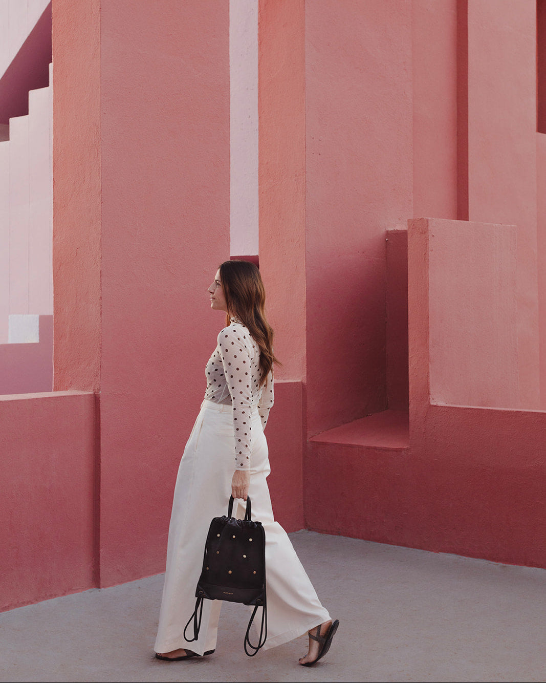 Mochila mediana de piel negra para mujer Tachuelas dots de Mimique. Hecha de forma artesanal en España. Ligera y versátil