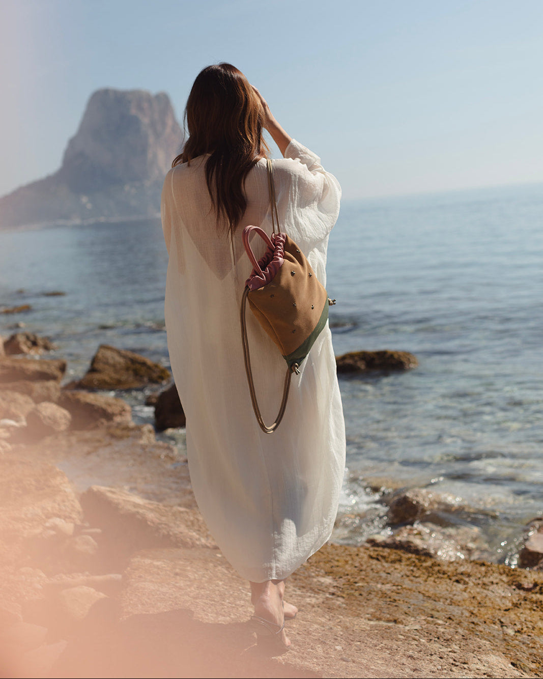 Mochila urbana de piel camel para mujer Tachuelas mini de Mimique. Hecha a mano en España. Máxima calidad