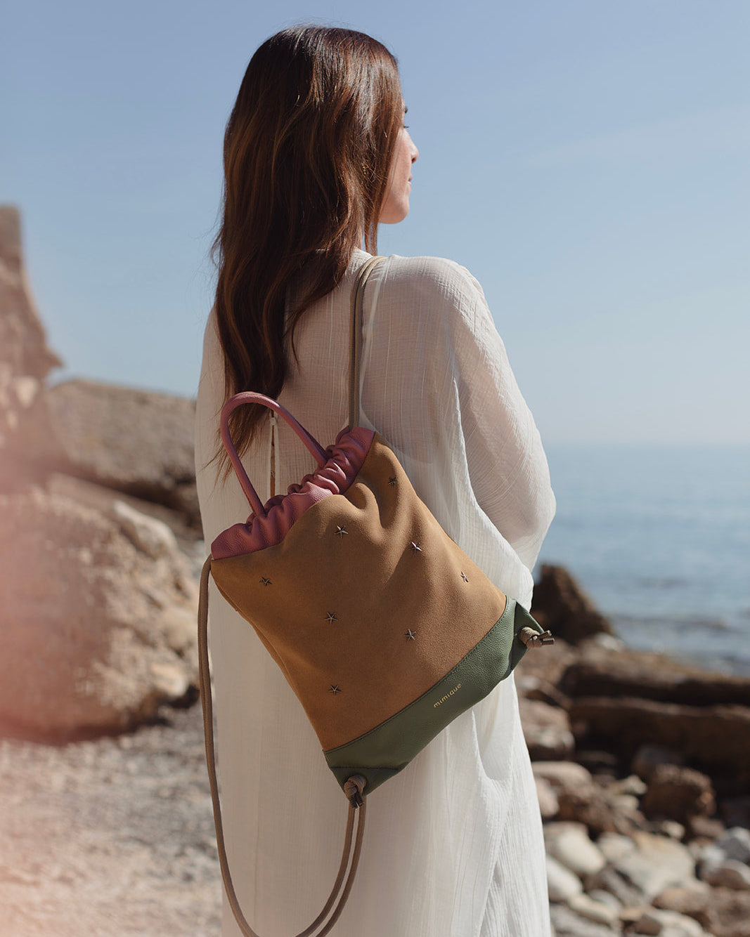 Mochila mediana de piel camel para mujer Tachuelas mini de Mimique. Made in Spain. Cómoda, ligera y segura