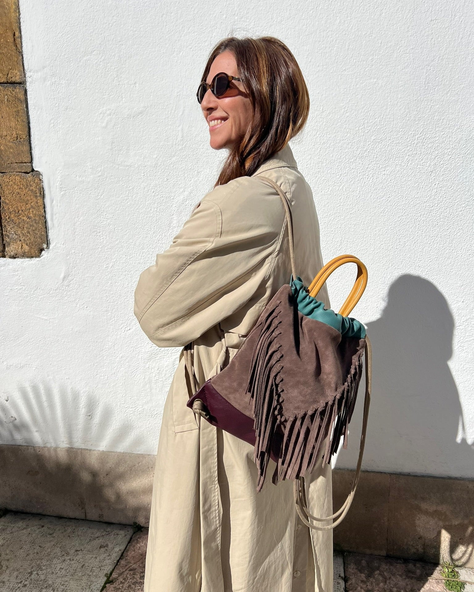 Mochila con flecos para mujer Torimbia color burdeos y topo. Hecha en España. Cómoda y ligera, gran capacidad y calidad