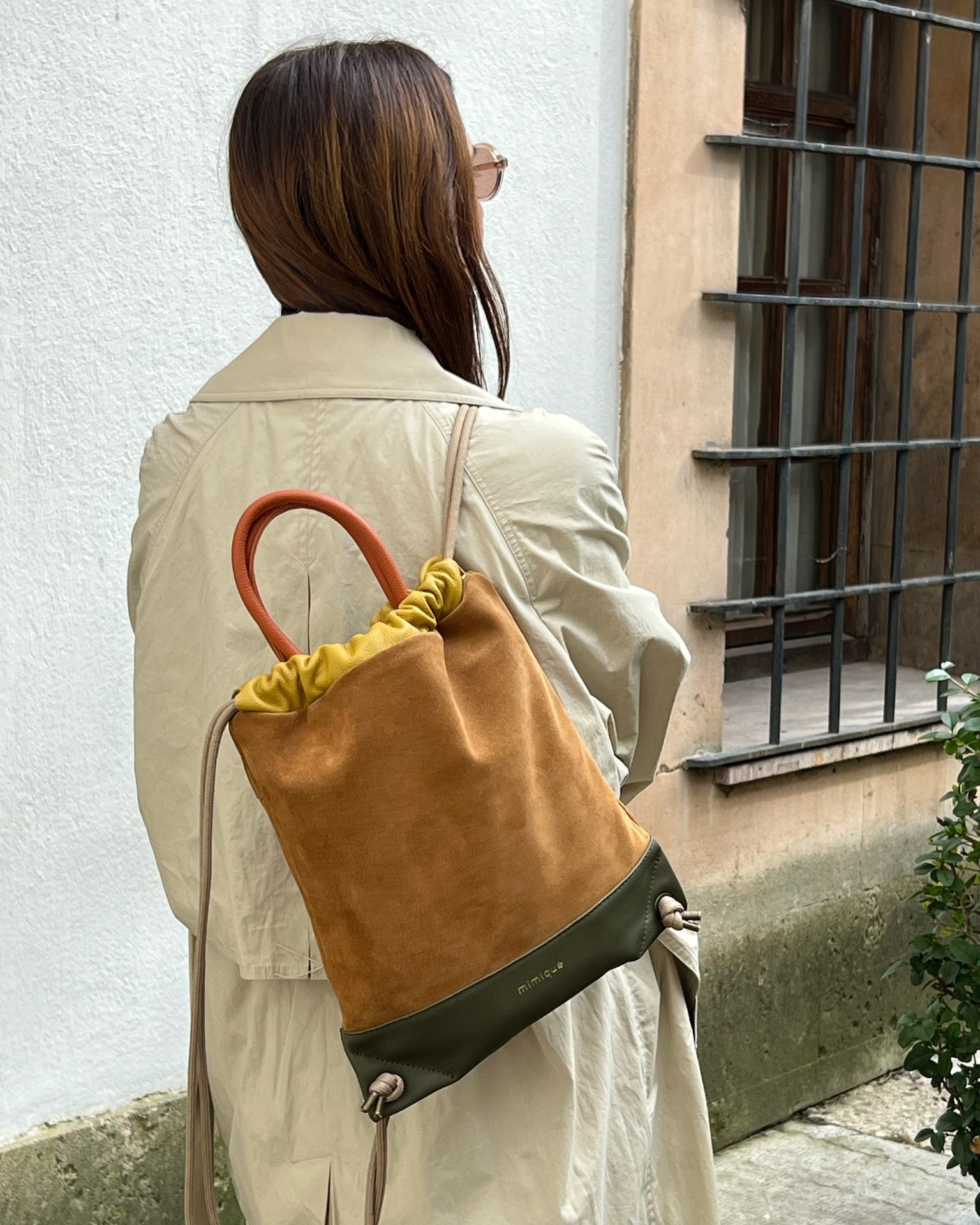 Mochila mediana para mujer Torimbia Zero de Mimique en tonos avellana y caqui, artesanal en España, cómoda y con cierre seguro.