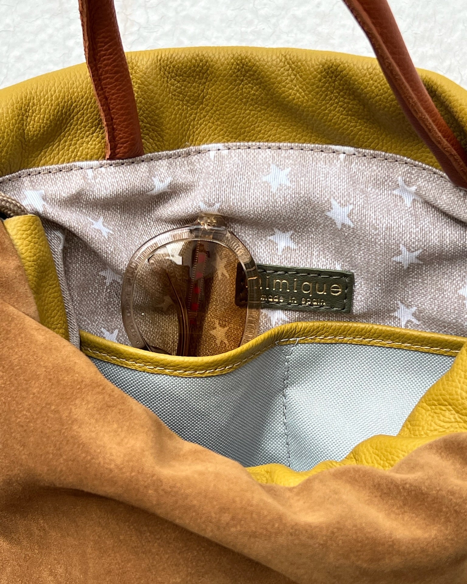 Mochila bolso femenina Torimbia Zero de Mimique avellana y caqui, confeccionada en España, ligera, funcional y con bolsillo exterior con cremallera.