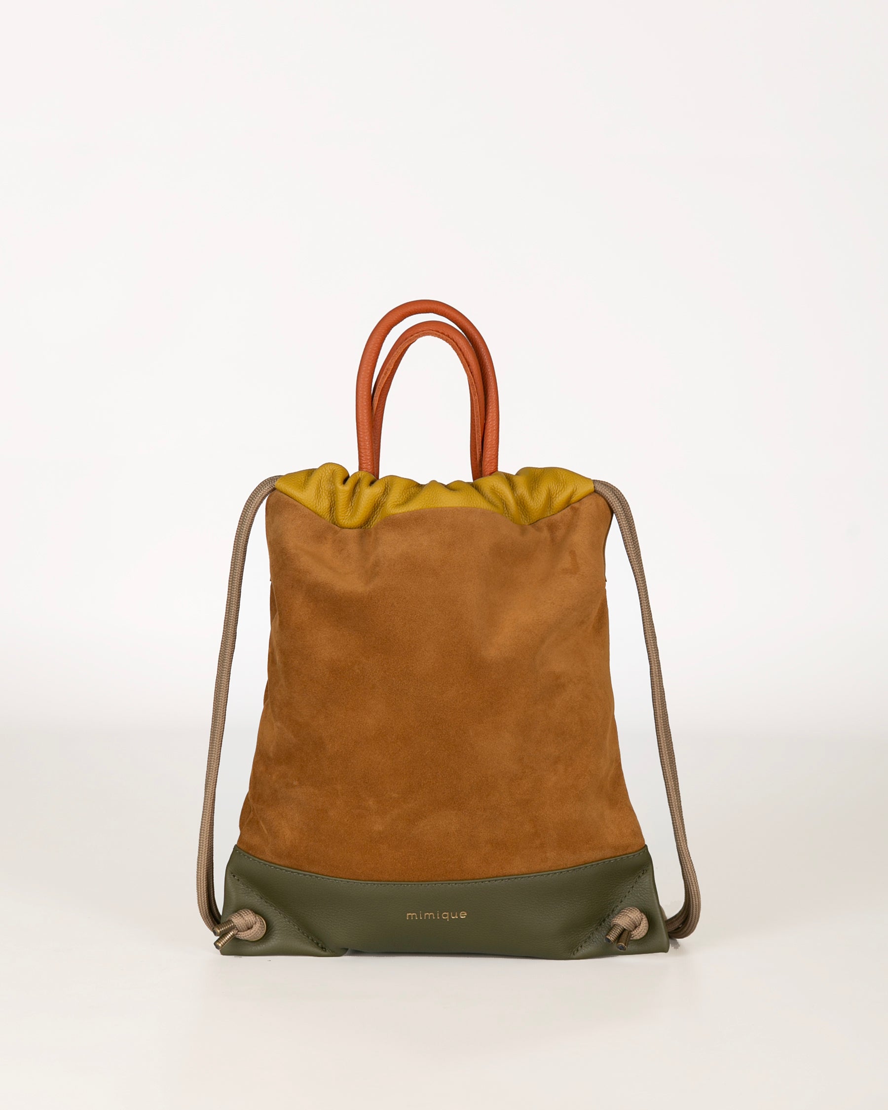 Mochila bolso Torimbia zero color avellana y caqui. Confeccionada artesanalmente en España. Cómoda, ligera y funcional, de gran capacidad y calidad. Cierre seguro y bolsillo con cremallera