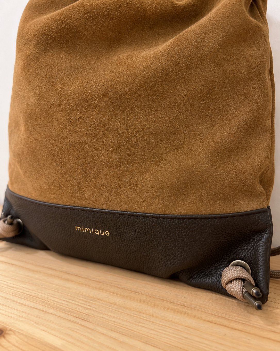 Bolso mochila para mujer Torimbia zero Mimique color camel en piel y ante made in Spain