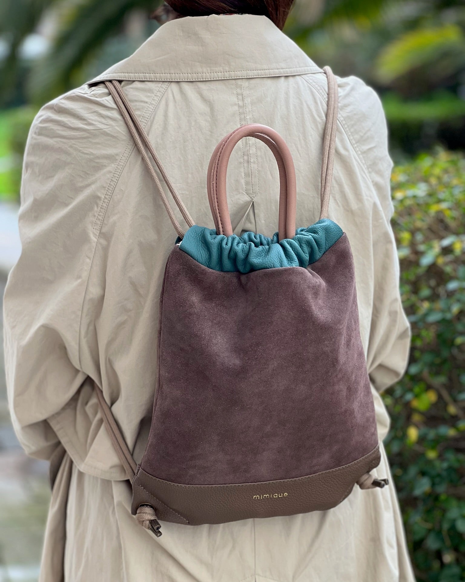 Mochila bolso Torimbia Zero de Mimique en color topo y aguamarina, elaborada artesanalmente en España en piel y serraje de alta calidad, tamaño mediano, ligera y de gran capacidad.