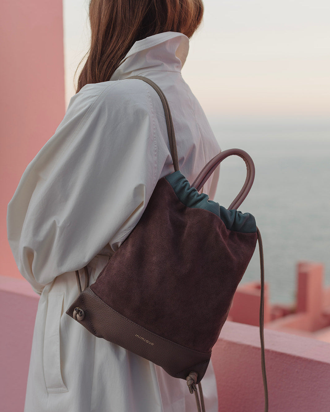 Mochila mediana para mujer Torimbia Zero de Mimique. Hecha a mano en España en piel y serraje premium color topo. Gran capacidad
