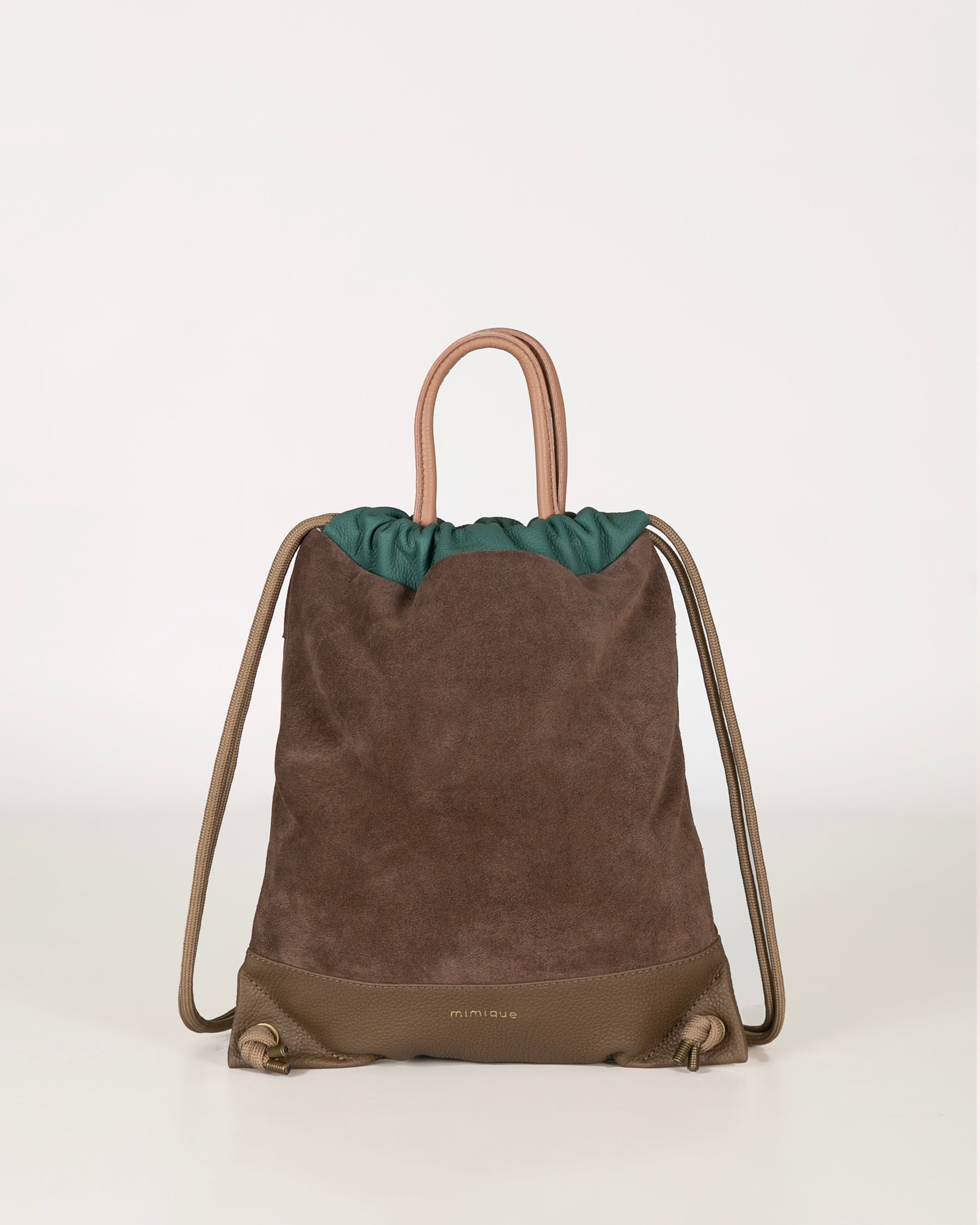 Mochila bolso Torimbia zero de Mimique color topo y aguamarina. Diseño atemporal en piel y serraje de gran calidad. Hecha de forma artesanal en España. Tamaño mediano y gran capacidad. Cómoda y ligera