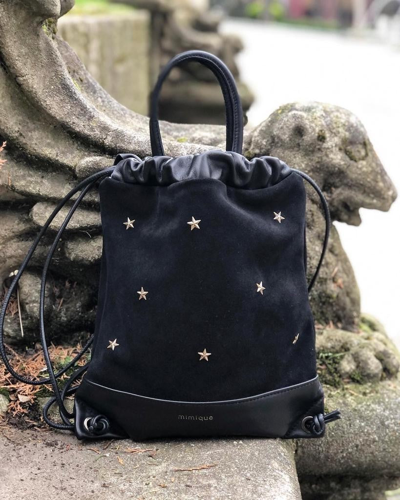 Mochila mediana de piel negra para mujer Tachuelas de Mimique. Diseño versátil y atemporal. Hecha a mano en España.