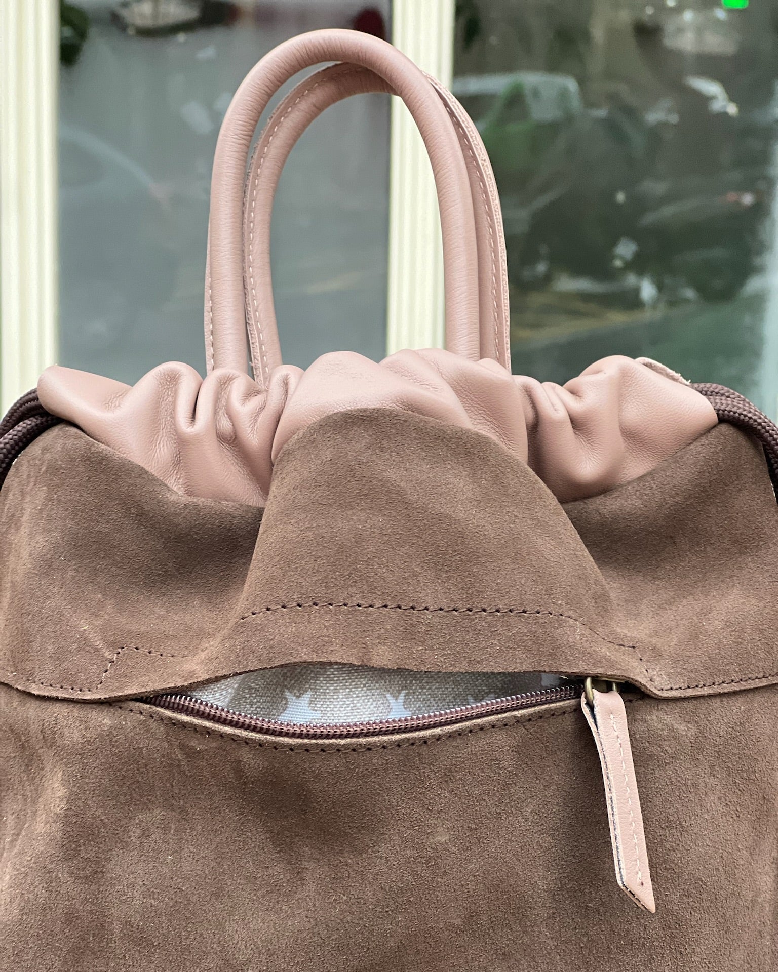 Mochila de piel y serraje de Mimique. Tamaño grande con original diseño con volante. Hecha de forma artesanal en España con materiales de gran calidad. Cómoda, ligera. Bolsillo con cremallera