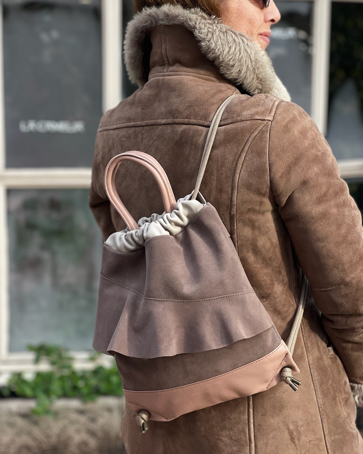 Mochila bolso de piel y serraje con original diseño con volante. Hecha a mano en España con materiales de gran calidad. Cómoda, ligera y de gran capacidad 