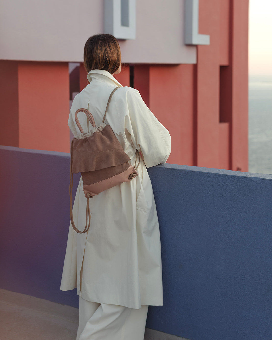 Mochila bolso de piel y serraje con original diseño con volante. Hecha a mano en España. Cómoda, ligera y de gran capacidad 