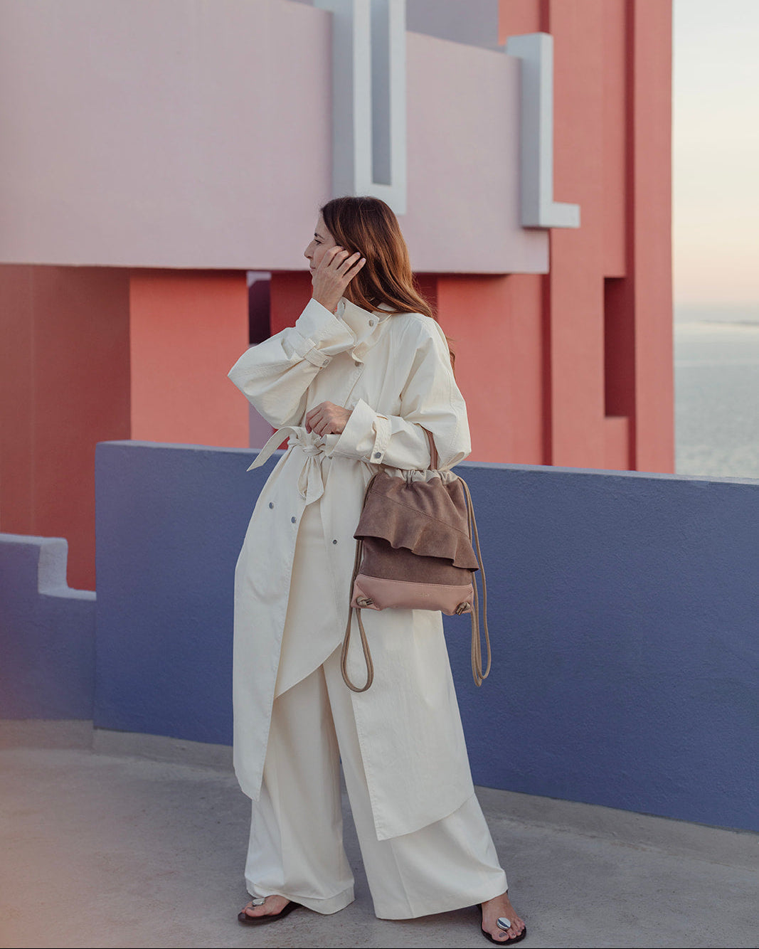 Mochila mediana de piel y serraje con volante Bolonia de Mimique. Hecha a mano en España. Cómoda, ligera y de gran capacidad 