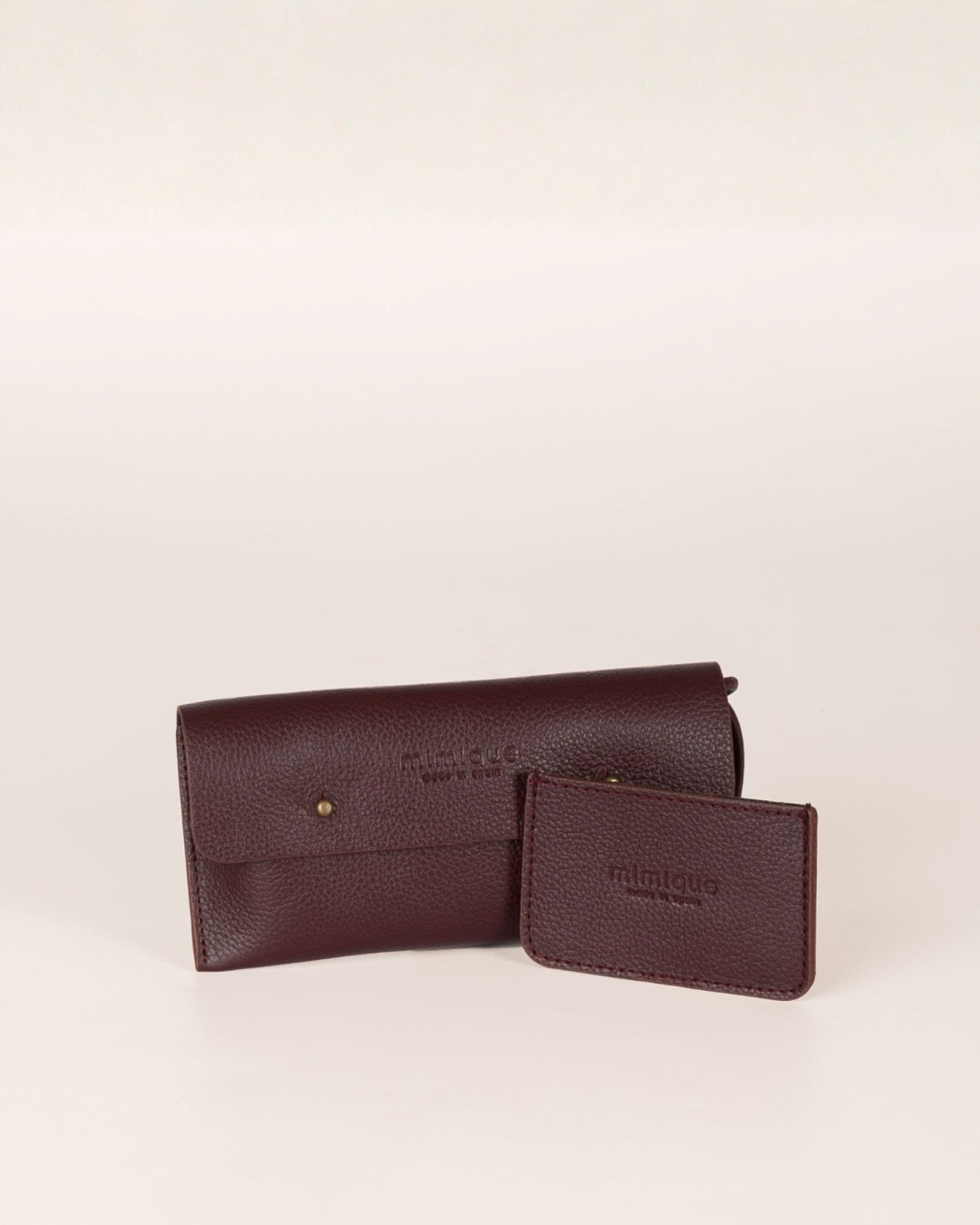 Pack funda de móvil y tarjetero de piel premium Mimique. Color Burdeos. Calidad hecha en España