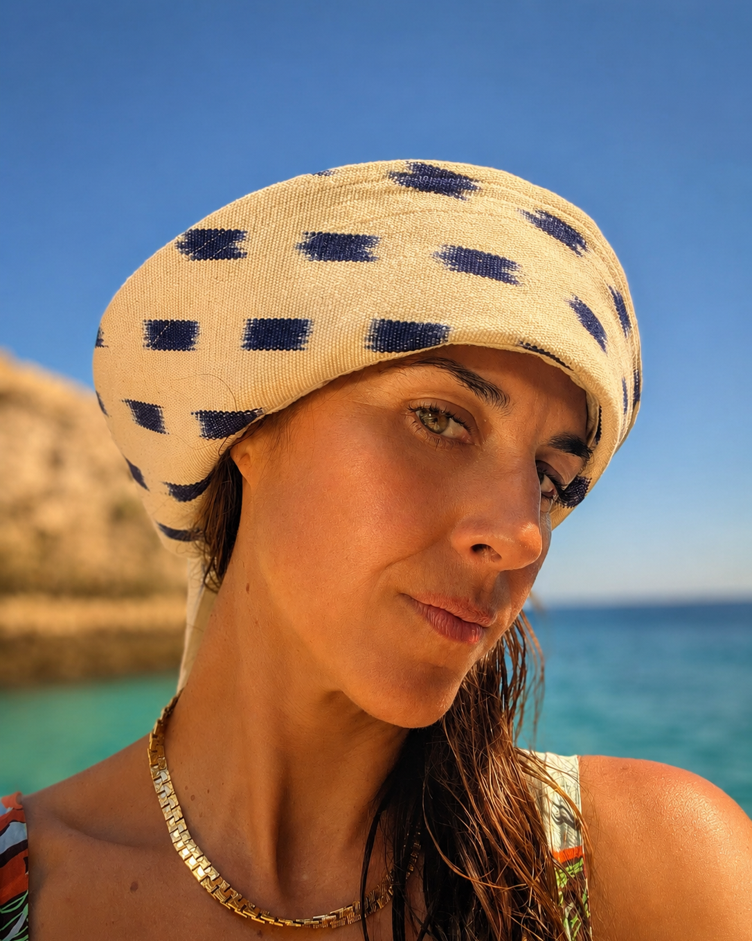 Sombrero ikat Mimique en loneta artesanal de gran calidad blanco y azul hecho a mano en España
