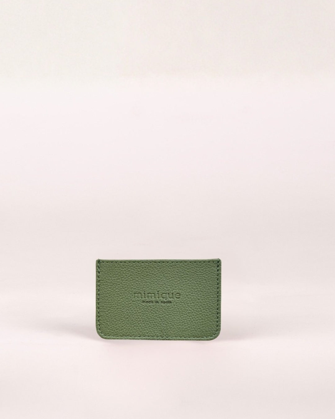 Tarjetero de piel premium verde de Mimique hecho a mano en España en piel de gran calidad y diseño compacto, elegante y resistente