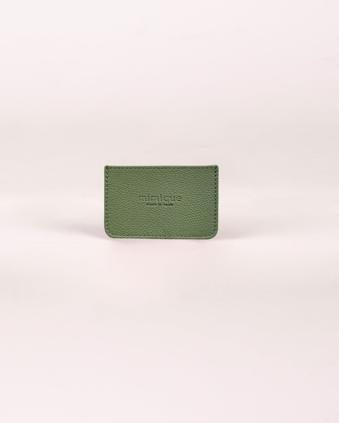 Tarjetero de piel premium verde de Mimique hecho a mano en España en piel de gran calidad y diseño compacto, elegante y resistente
