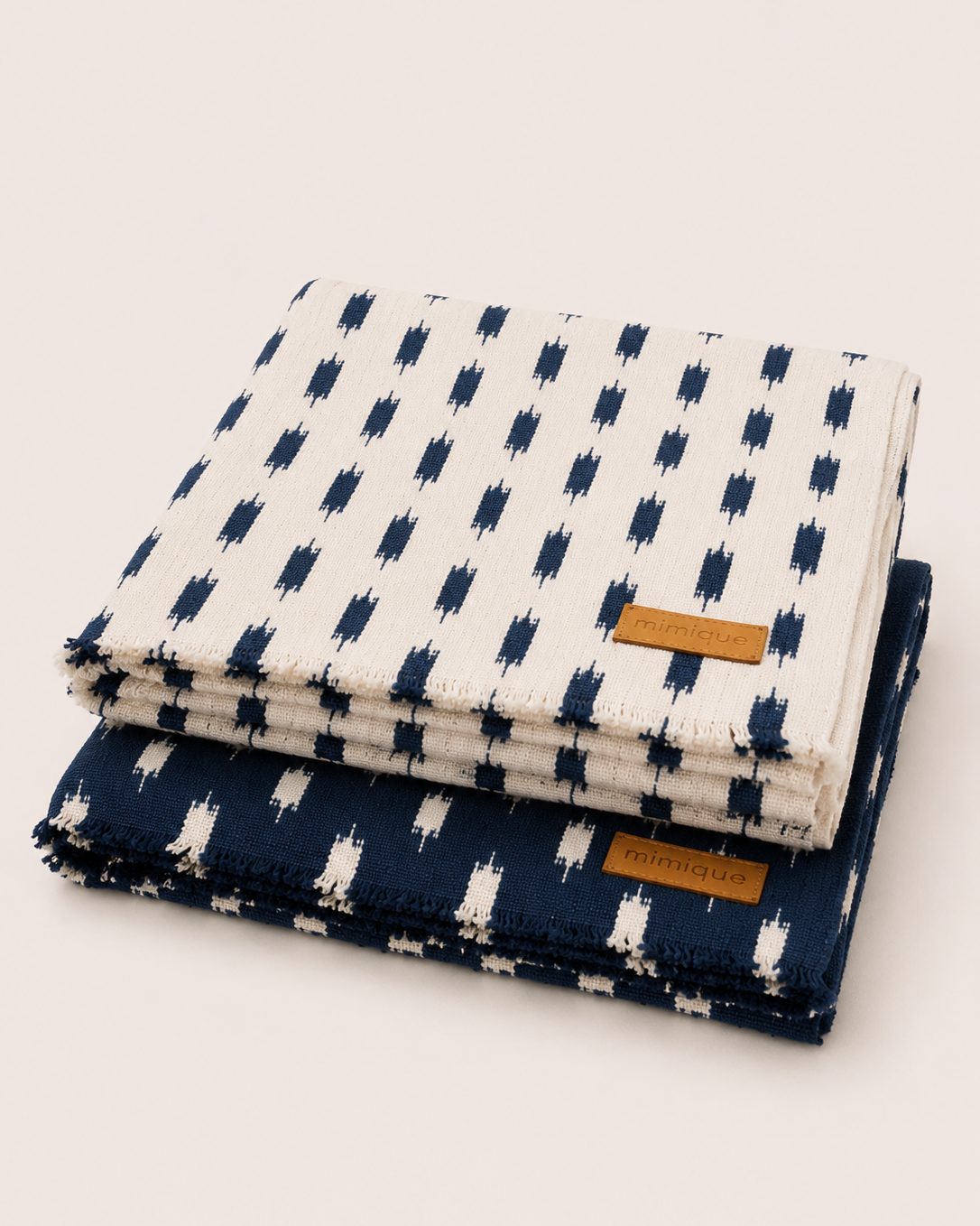 Toallas ikat de Mimique color azul y blanco de tamaño grande y alta calidad y suavidad