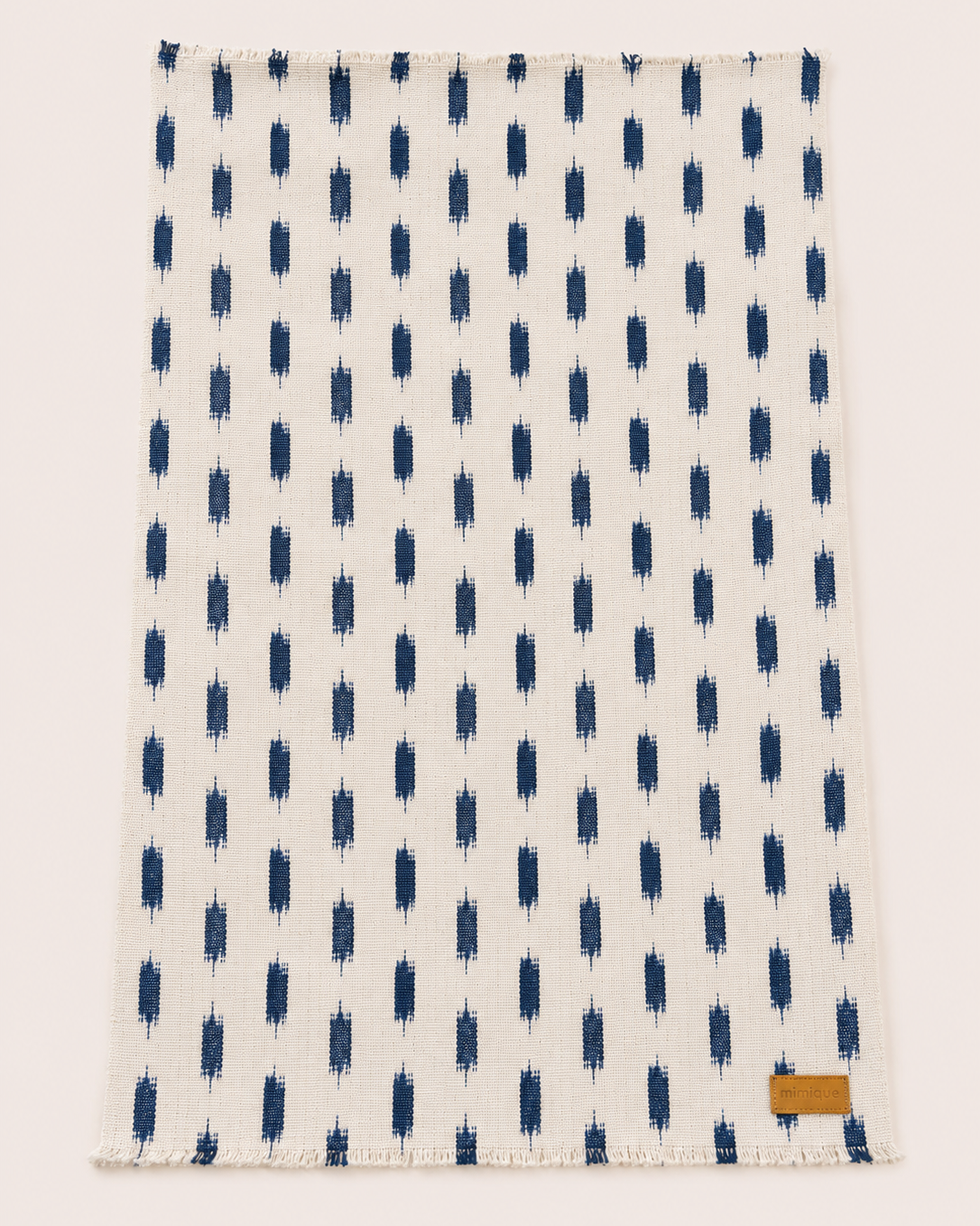 Toalla blanca y azul tejido ikat mallorquín de Mimique tamaño grande y máxima calidad y suavidad
