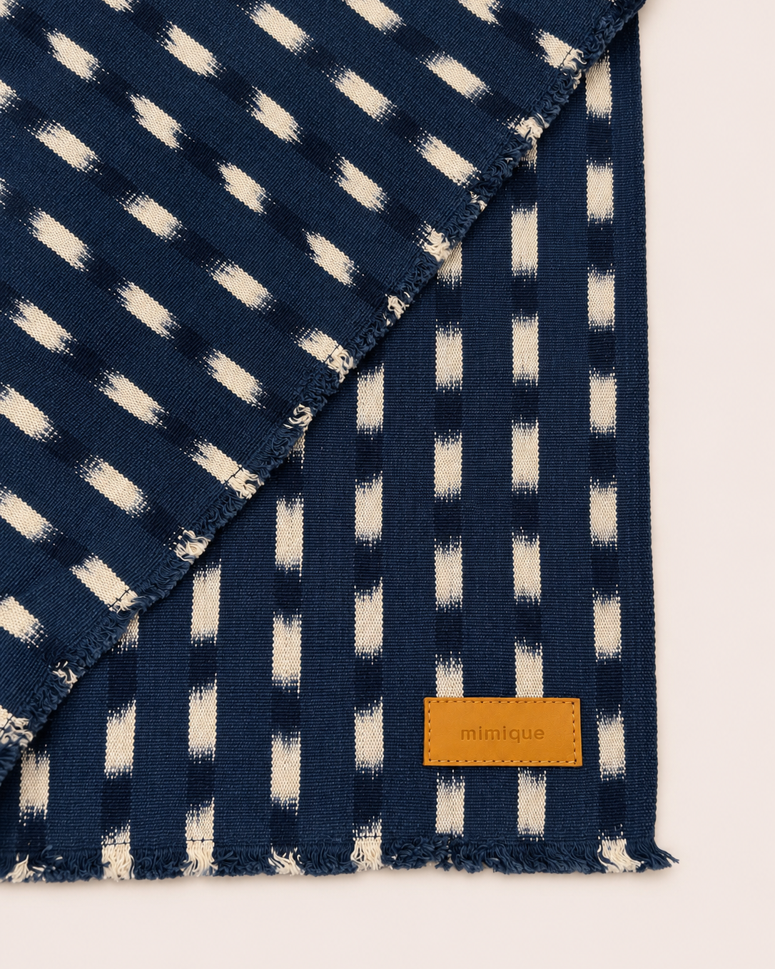Toalla de playa ikat de Mimique en color navy azul marino artesanal made in spain 