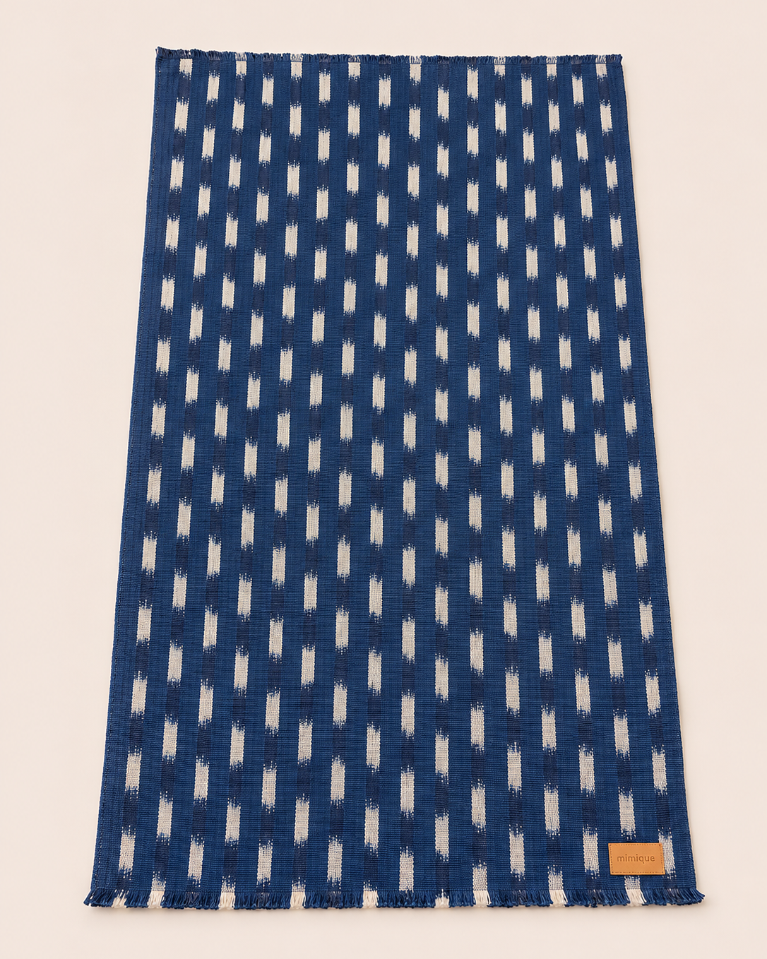 Toalla de tejido ikat azul navy Mimique hecha a mano en España de gran calidad y tamaño
